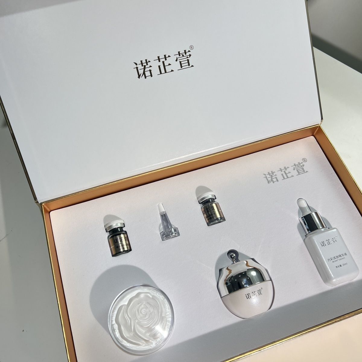 诺芷萱舒颜焕肌肤套盒