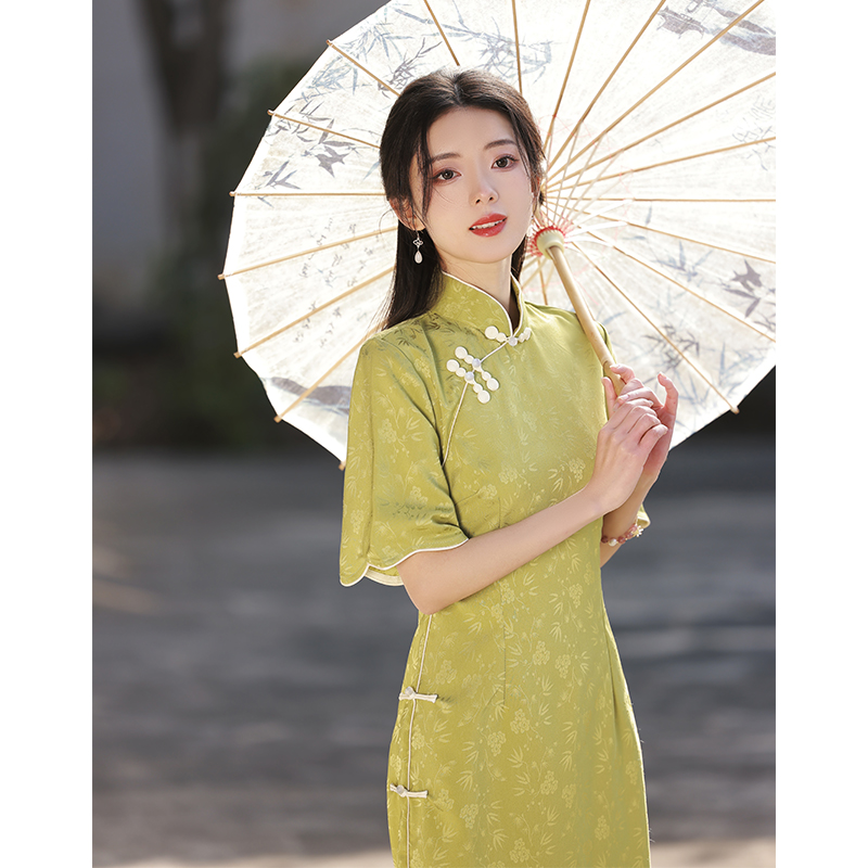 绿色文艺复古提花旗袍
