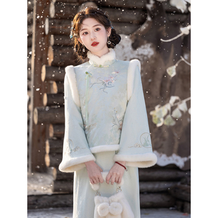 冬季新中式国风套装2026新款冬装新年战袍蓝色马甲加厚毛领拜年服