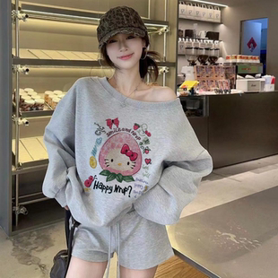 200斤大码草莓Kitty猫印花斜肩卫衣女秋冬纯欲穿搭宽松露肩上衣