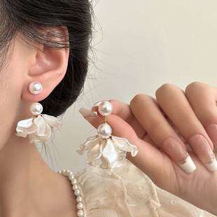 E29法式 气质百搭耳饰 轻奢风复古白色花瓣珍珠耳钉高级感时尚