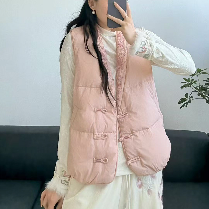 2025新款V领刺绣羽绒马甲中式国风时尚百搭显瘦达标90白鸭绒坎肩