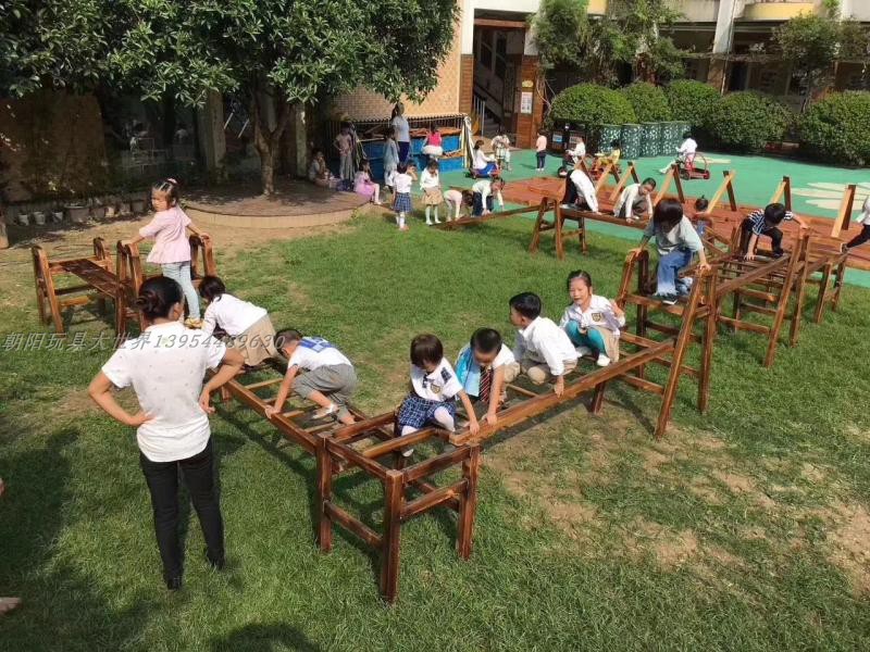 幼儿园户外松木碳化平衡木攀爬架