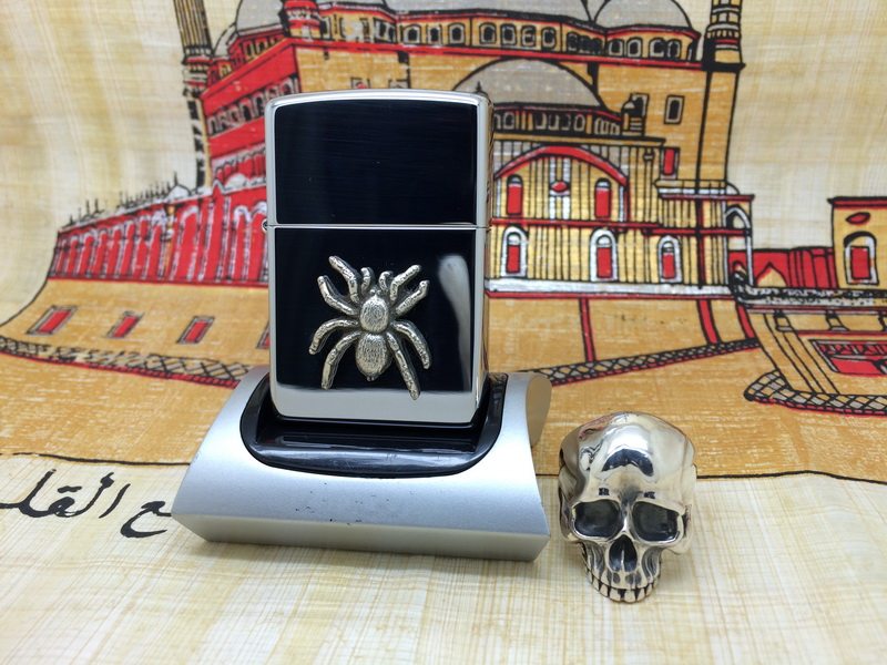 原装 1999年K全新镜面镀银黑寡妇蜘蛛贴章防风打火机 ZIPPO/芝宝