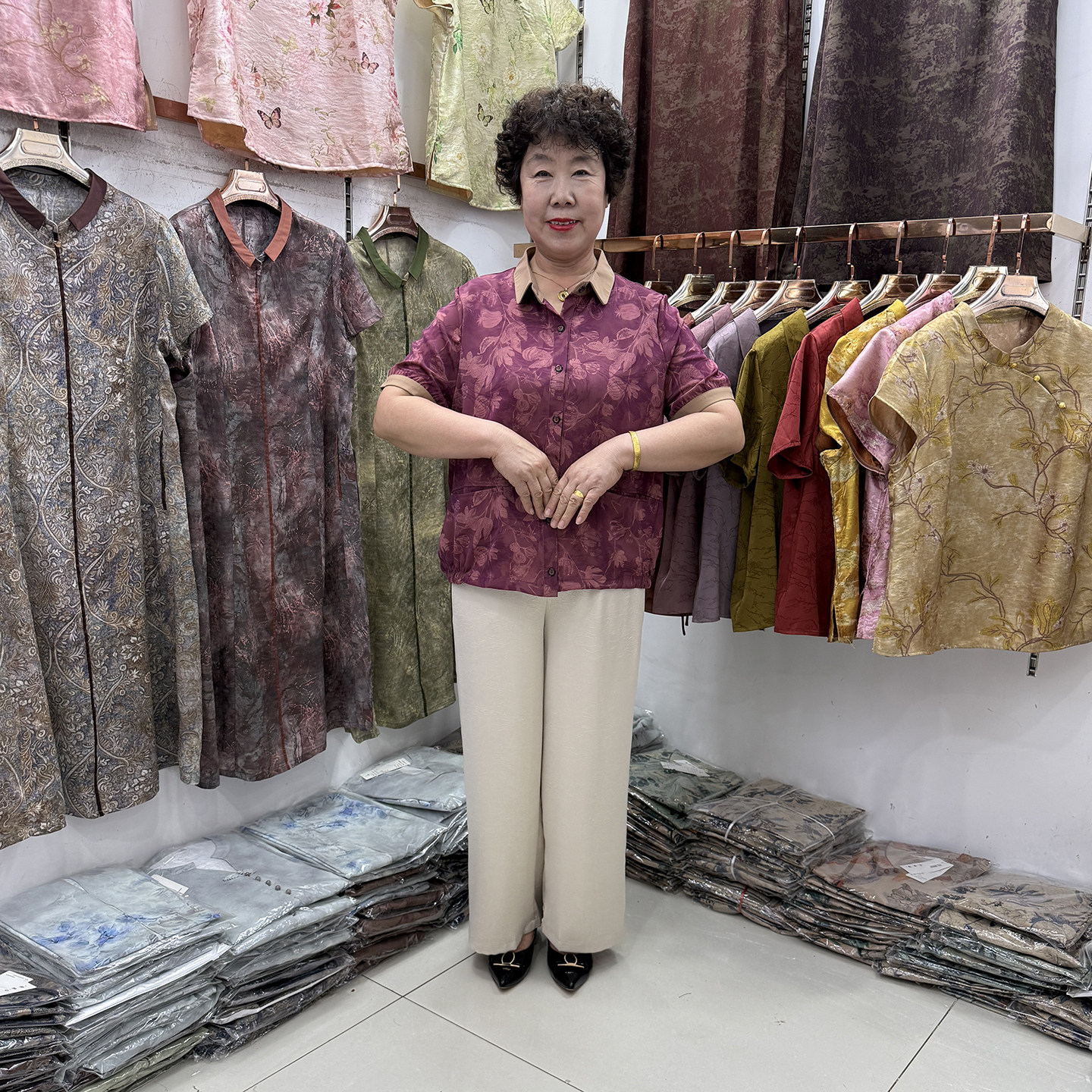 妈妈夏季翻领碎花短袖衬衫2026仿真丝宽松大码遮肉开衫奶奶套装新
