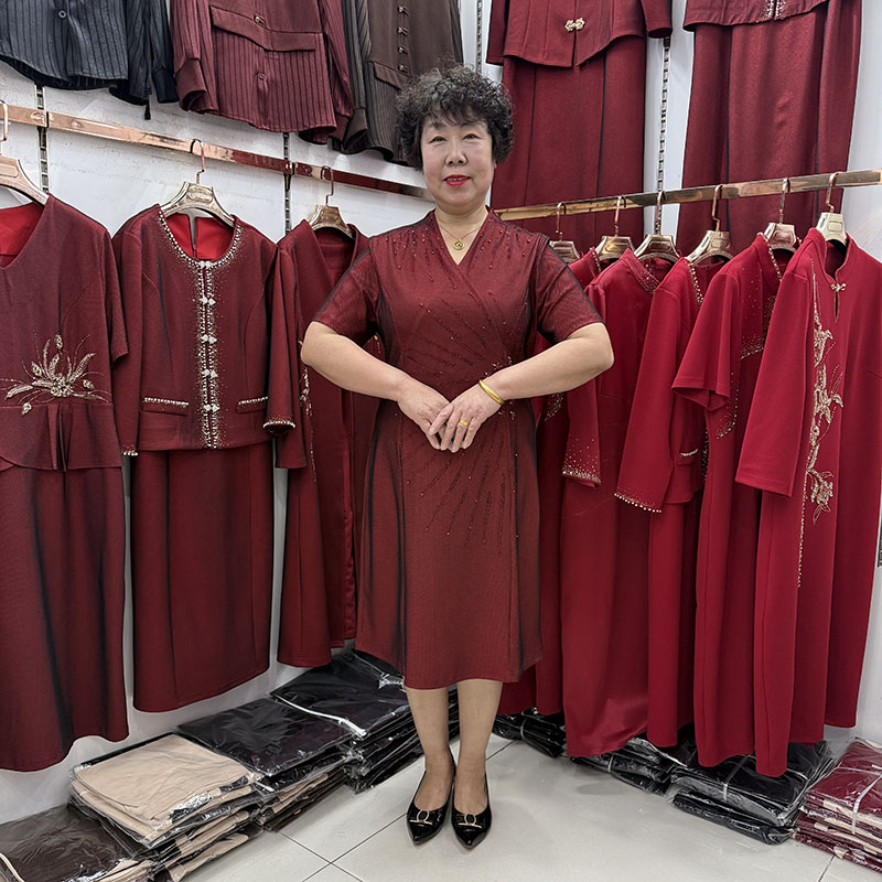 妈妈喜婆婆婚宴红色V领短袖烫钻连衣裙高贵显瘦结婚喜庆礼服裙夏