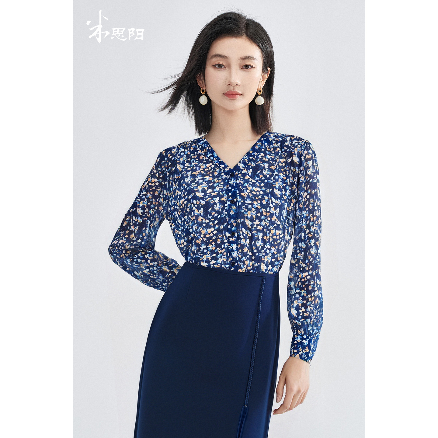 米思阳2025秋季新款法式飘带领衬衫设计感碎花时尚小衫上衣女4259