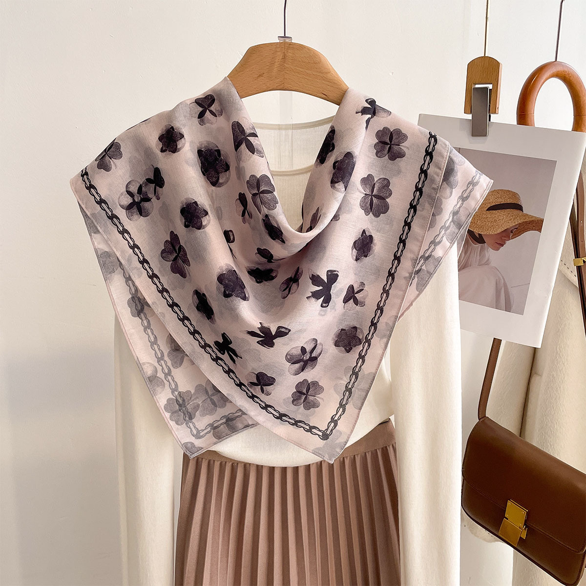 法式小香风四叶草印花丝巾女2026春夏新款百搭棉麻方巾多功能披肩