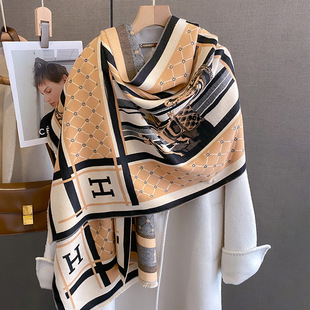 卡其色小马空调披肩女秋冬季韩版百搭双面仿羊绒围巾保暖护颈披风