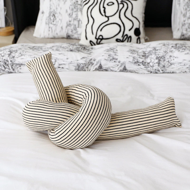 装典美家ZOODIINS民宿设计扭扭长条打结抱枕靠枕异型复古条纹棉绒