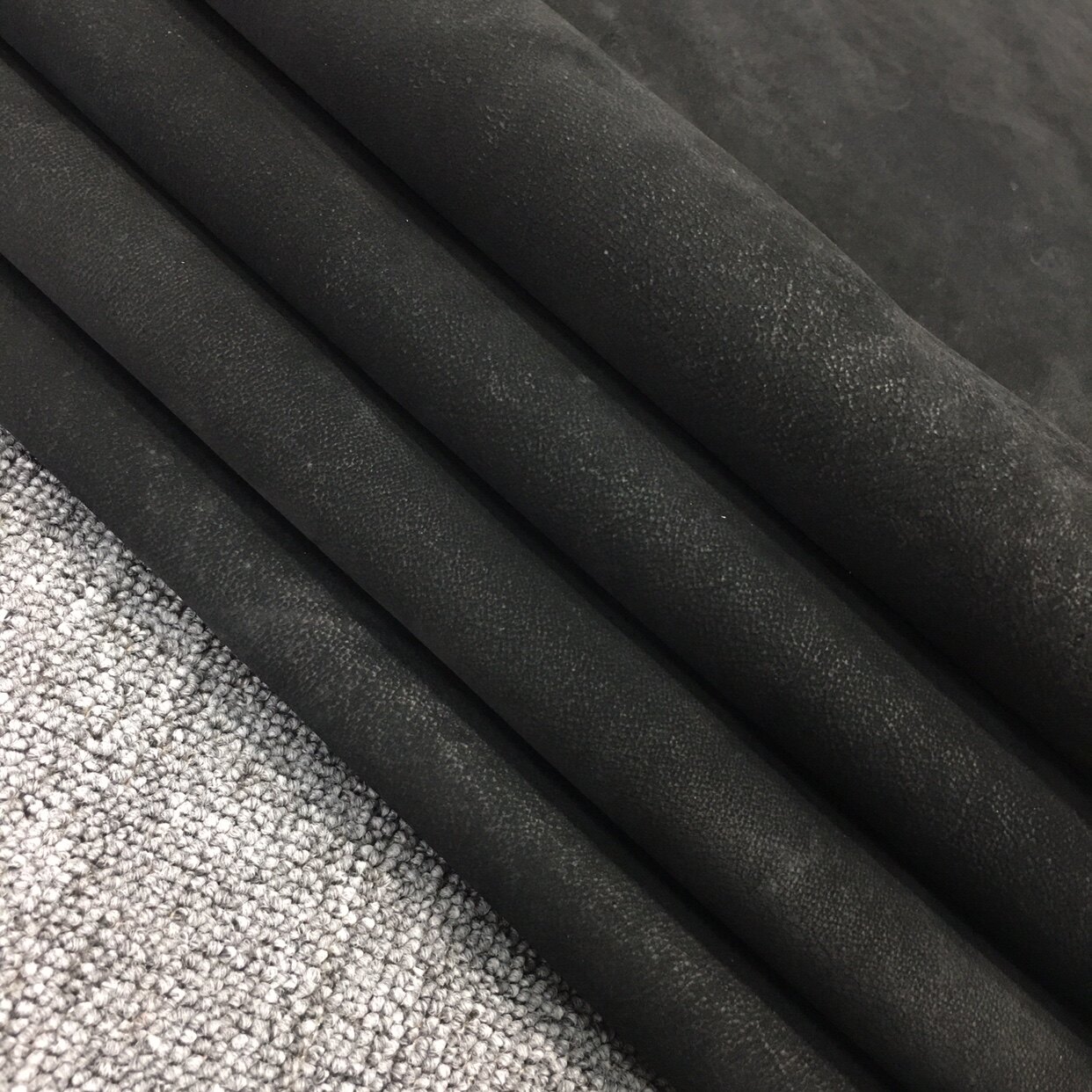 z4106黑色ecco磨砂骆驼皮真皮手工diy皮料1.68偏软有霉斑介意慎拍