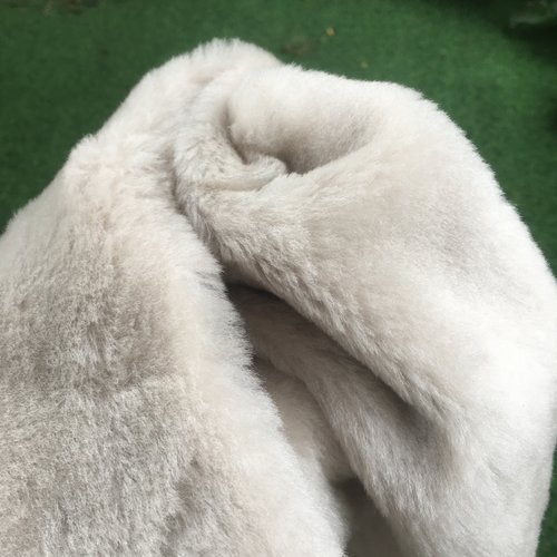 YG522奶茶色羊羔毛皮毛一体真皮手工DIY皮料雪花密绒轻薄款真皮