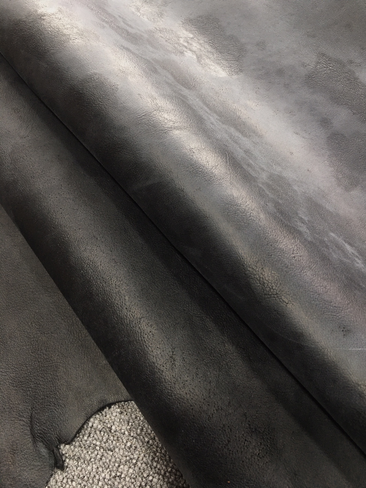 黑色伤疤骆驼皮特种动物皮料清仓