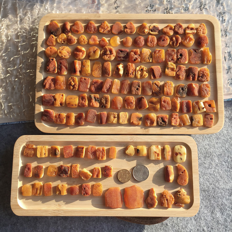 Sweet裸石 原矿俄料 随型带皮蜜蜡无孔小吊坠 黑杂风化纹 粗犷风