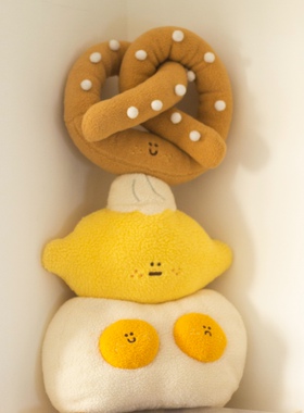 CreamyMarket一朵奶油可爱奶油柠檬双黄蛋纽结饼创意抱枕羊羔绒
