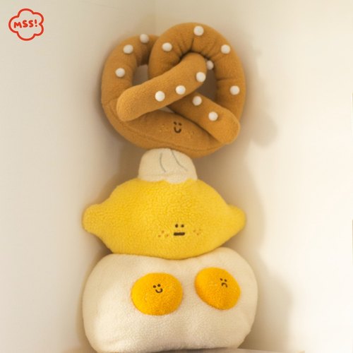 CreamyMarket一朵奶油可爱奶油柠檬双黄蛋纽结饼创意抱枕羊羔绒