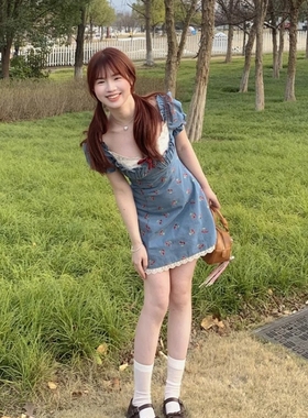 复古樱桃蕾丝牛仔a字连衣裙小众设计感蓝色蝴蝶结蕾丝花边领夏