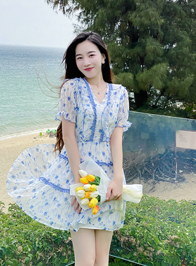 茶歇仙气蓝色碎花连衣裙女夏修身显瘦气质木耳边气质V领花色裙子