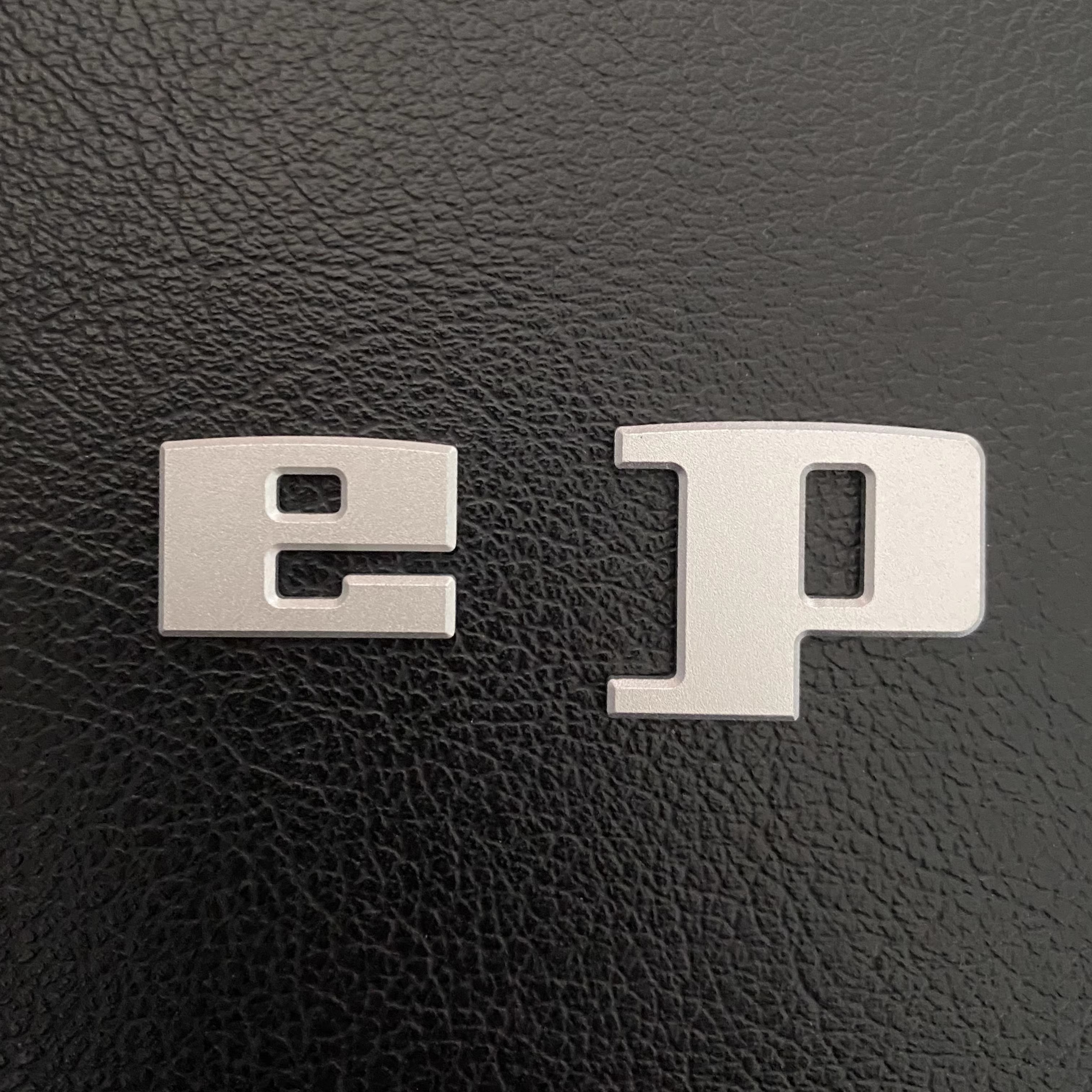 TWOLF M715 全金属攀爬车 尾门LOGO车标 全CNC金属标