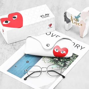 PLAY COMME近视镜眼镜盒便携皮质墨镜挂钩防护套白色爱心礼盒装