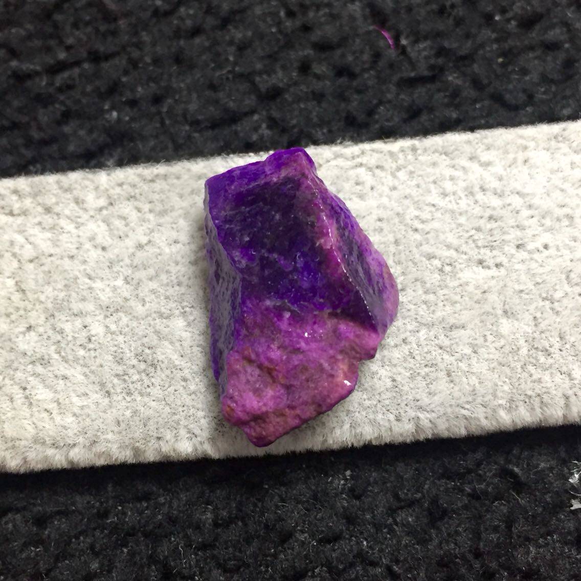 醒走 天然舒俱来老料皇家紫粉紫色原石苏纪石小料裸石