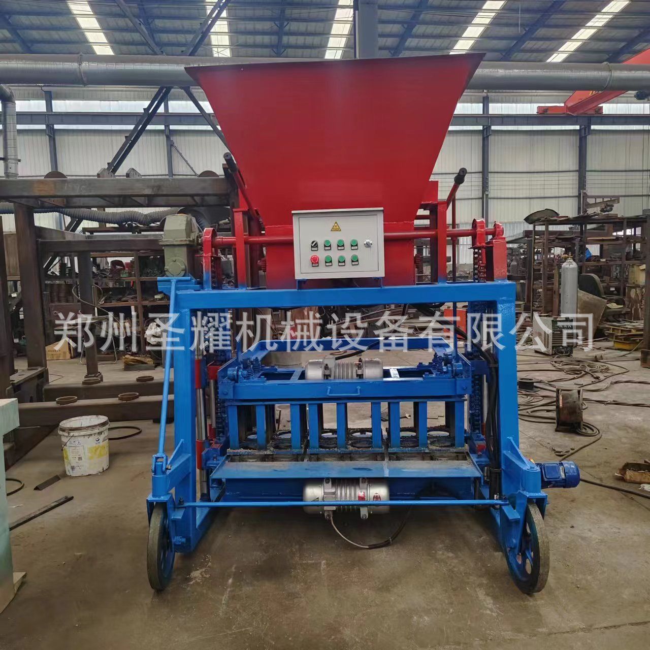 印尼4-45免托板移动制砖机内蒙移动空心制砖机行走式水泥免烧砖机