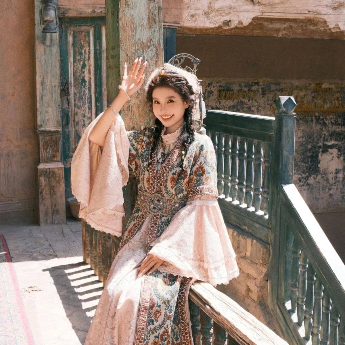 新疆维吾尔族喀什公主西域民族少女服旅拍云南大理丽江舞蹈服套装