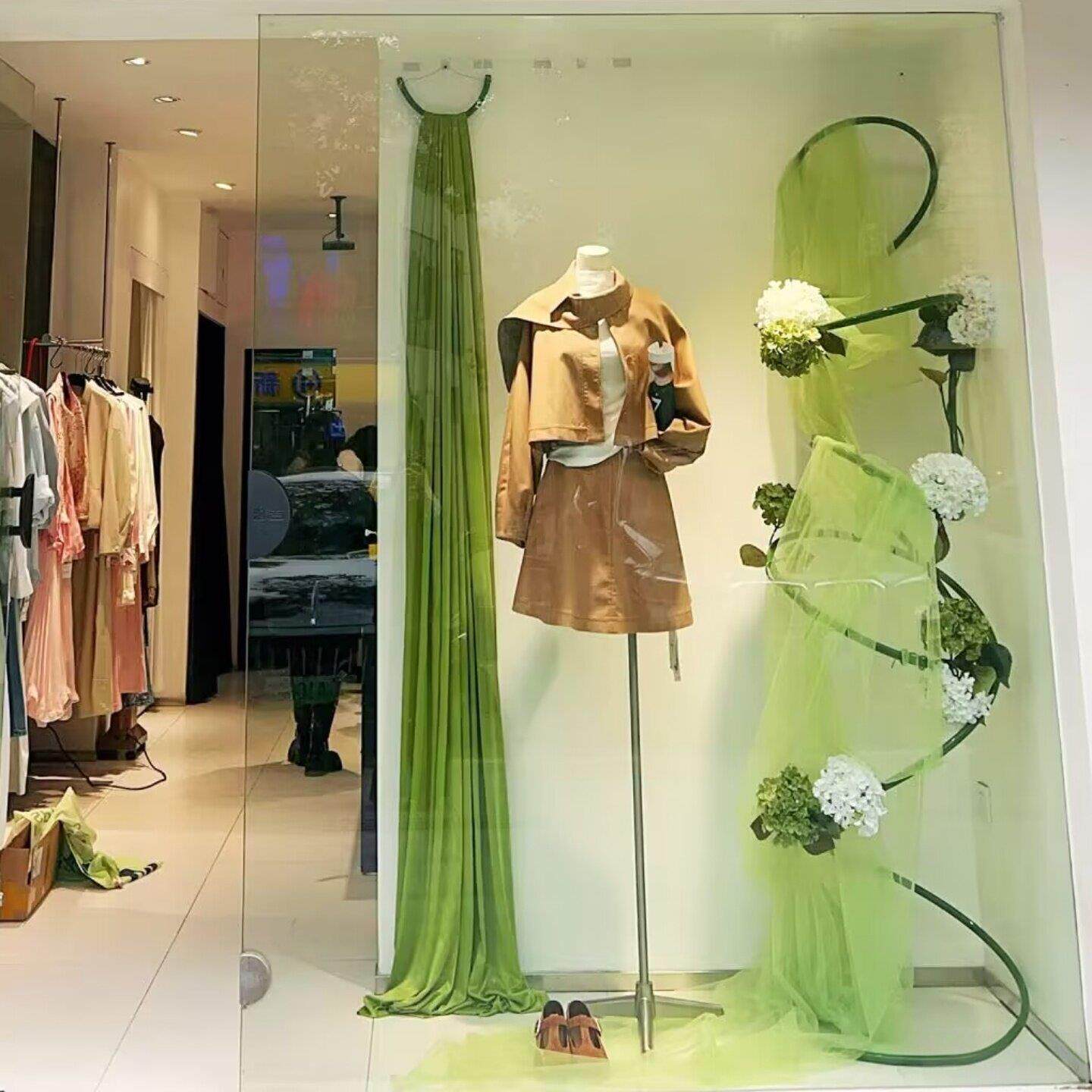 服装店橱窗氛围场景装饰材料