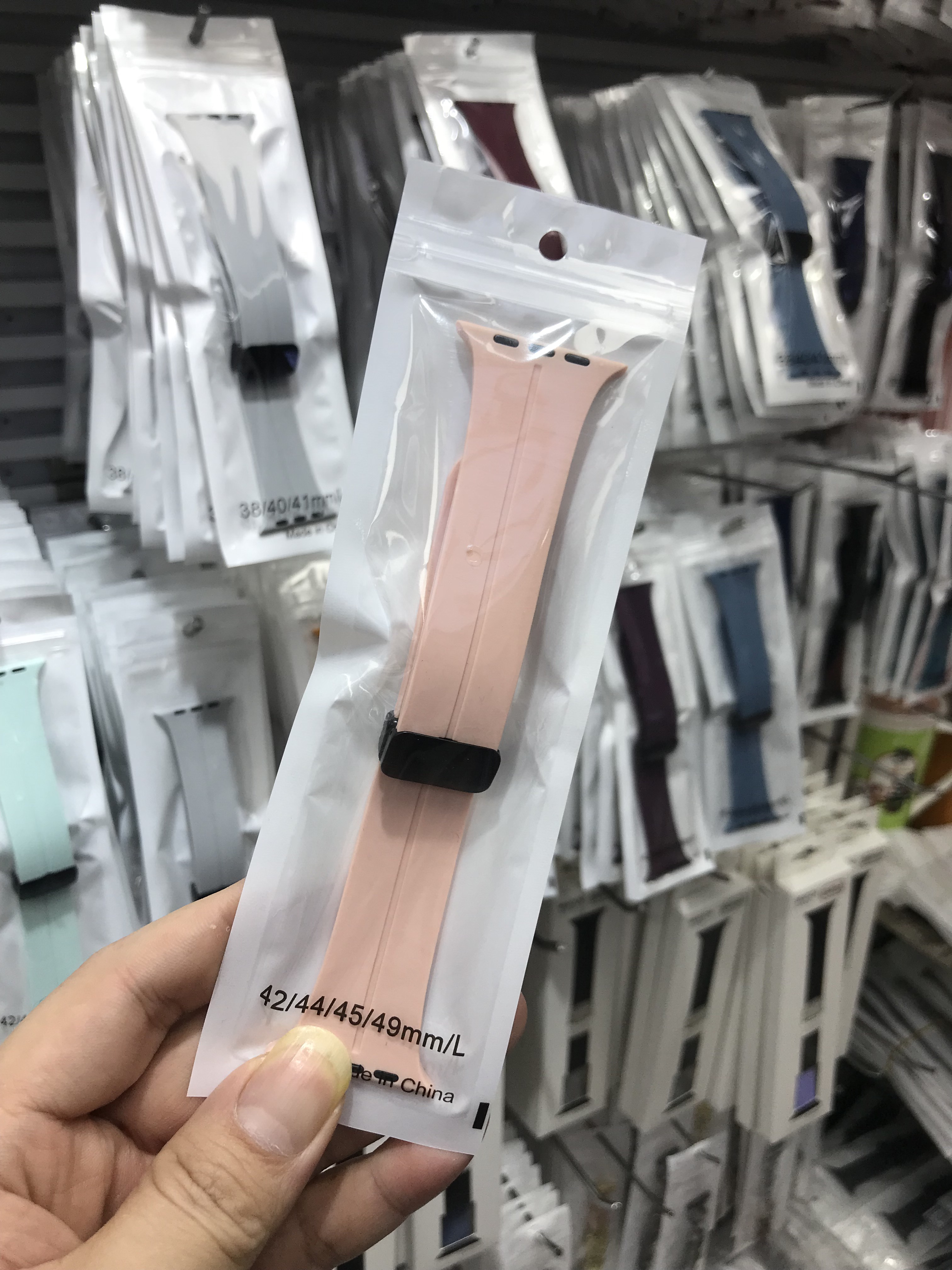 适用applewatch9苹果乔帮主HKpro新款S10折叠磁吸硅胶Ultra手表带