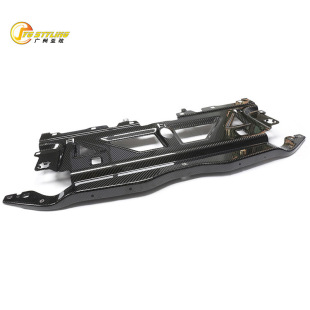 81G82改装 适用于宝马新款 M4G87G80 干碳纤维引擎盖水箱护板