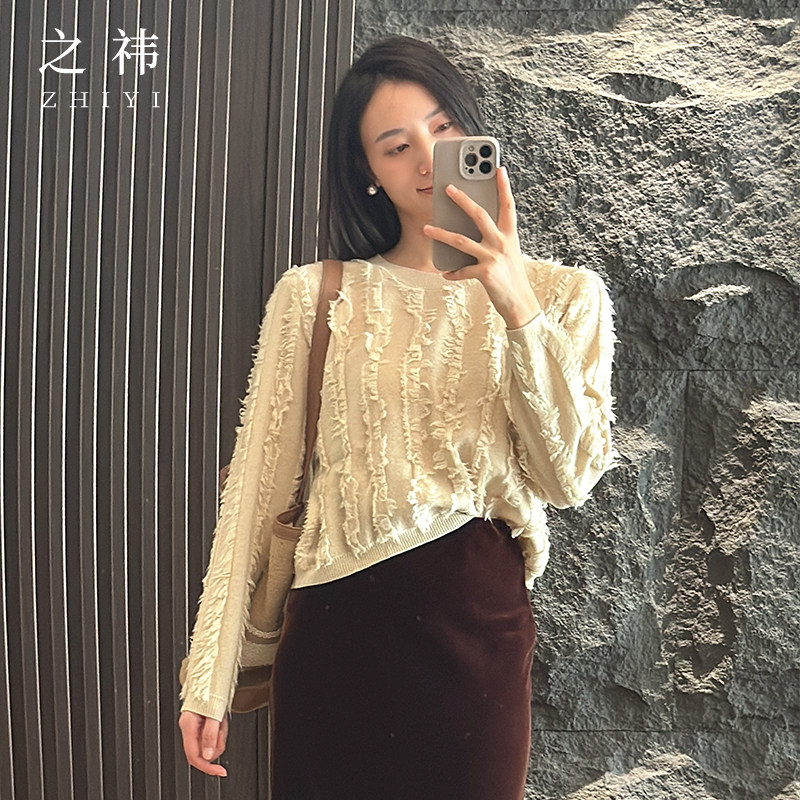 之祎ZHIYI 绵羊毛羽毛流苏圆领针织衫短款套头毛衣