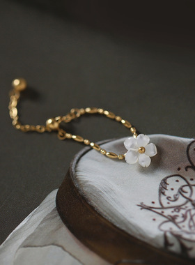 梨花白中式贝壳花朵调节戒指