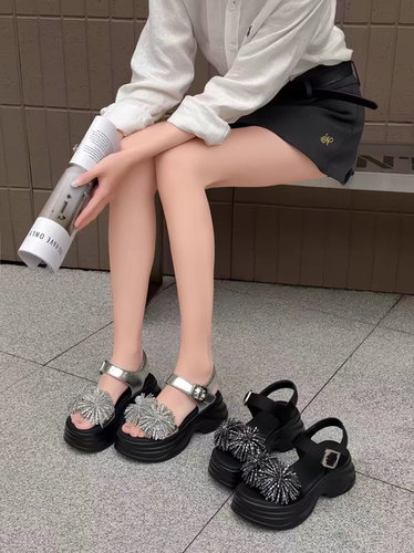 娇娅媚妮专柜正品2026新款牛皮厚底松糕底水钻烟花扣带休闲凉鞋
