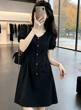 胖mm甜美V领短袖黑色洋装女夏2026新款收腰A字裙显瘦遮肚小黑裙
