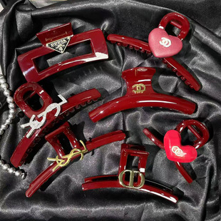 安克拉红发抓高级感后脑勺鲨鱼夹新款大号气质镶钻抓夹字母小香