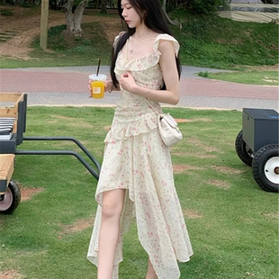 不规则碎花v领小飞袖吊带连衣裙女夏度假风法式收腰显瘦仙女长裙
