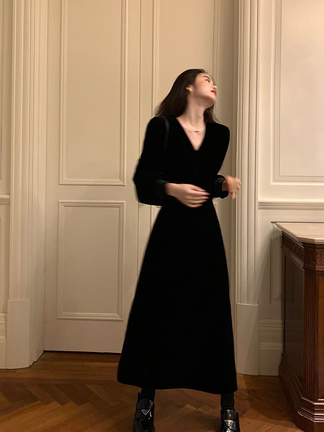 大码胖mm高级感丝绒连衣裙女新款法式气质v领收腰显瘦中长款裙子