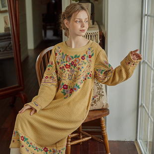 森女宽松版 脸儿艺2025秋冬 复古姜黄 重磅刺绣 针织连衣裙 法式