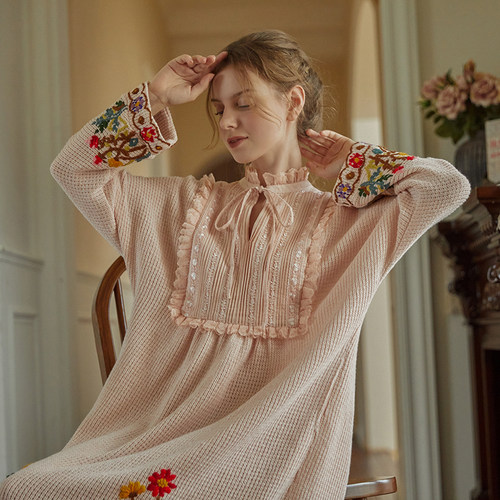 脸儿艺 2025秋冬新品 重工手工绣花 复古 森女 宽松长款 连衣裙