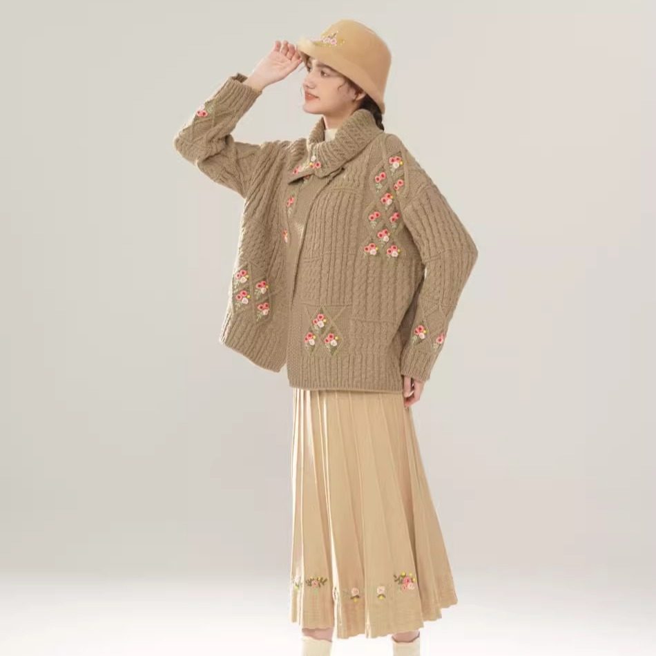 脸儿艺 重磅刺绣 手工绣花果 棒针奶杏卡其翻领森女针织 开衫毛衣