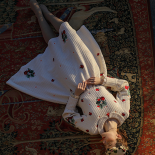 竖纹针织 森女绣花草莓 奶白小清新连衣裙 2025秋冬新品 脸儿艺