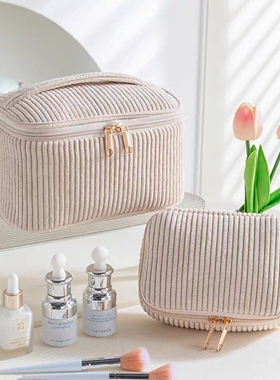 新款灯芯绒化妆包便捷女韩版ins风圆筒手提包大容多分区护肤品袋