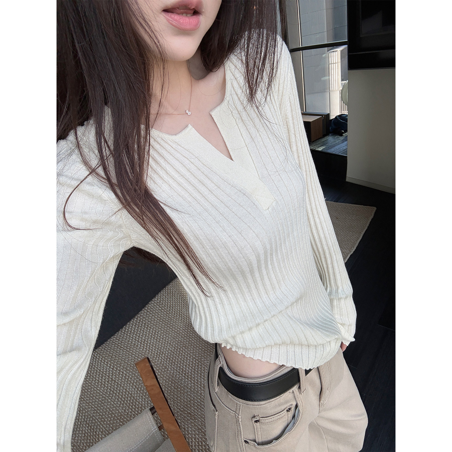 Here yaya shop 茉莉奶白清冷感醋酸巴素兰羊毛剪刀领微妙针织衫