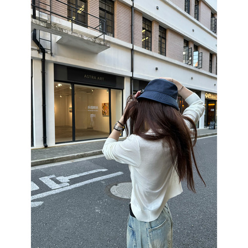 Here yaya shop 无糖酸奶冷淡Ji简调调33%羊毛高工艺精致针织衫