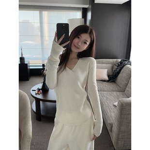 白松露温柔系绵绵软软轻盈山羊绒绵羊毛v领针织衫 shop yaya Here
