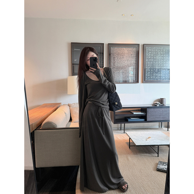Here yaya shop 檀雾清冷感温柔慵懒ju显瘦羊毛开衫半身裙套装女