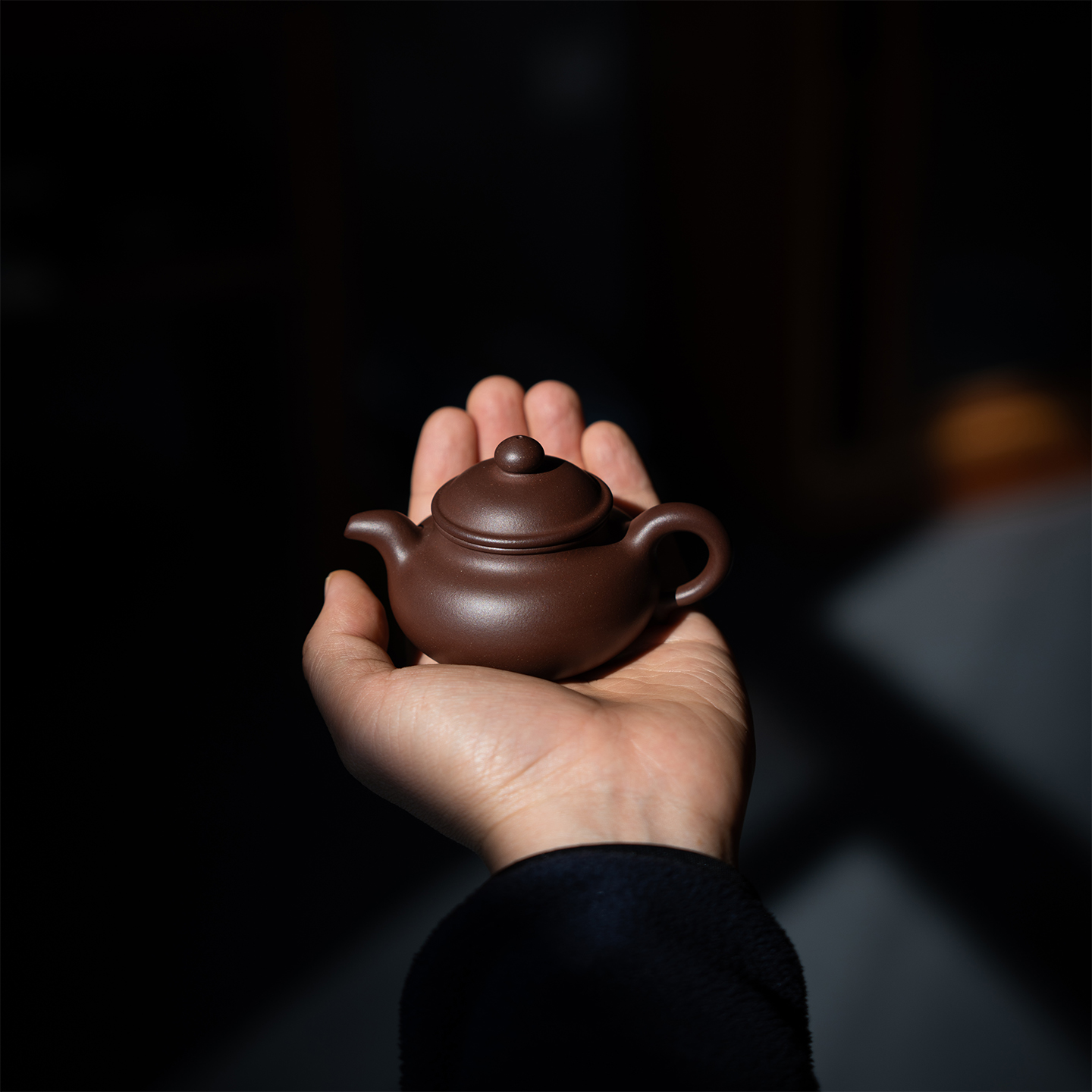 一手把玩小茶壶底槽青老朱泥