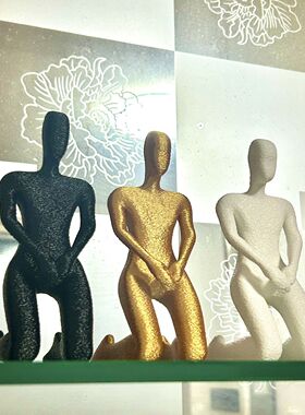 简约三色抱手坐立小人样板房摆件