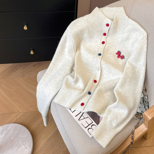小C家 彩色纽扣小马刺绣毛衣女款2025新款冬季内搭半高领针织开衫
