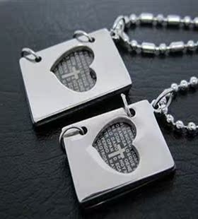 十字爱心字母吊坠项链女秋冬潮钛钢毛衣链配饰嘻哈卫衣锁骨链男